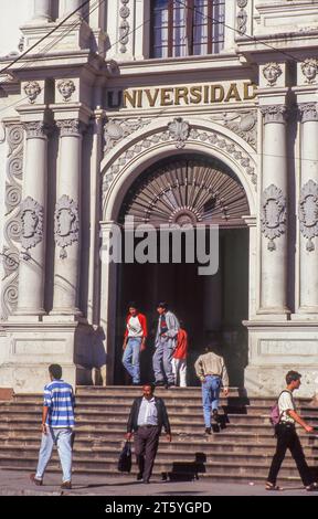 Bolivia, la Paz. Ingresso principale dell'edificio dell'università. Foto Stock