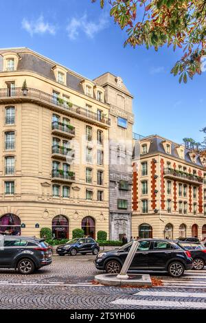 Falsa facciata Haussmann adiacente all'Hôtel Barrière le Fouquet in Rue George V, Parigi 8, Francia. Foto Stock