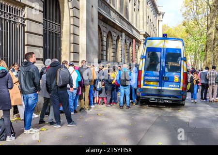 I turisti che formano una coda sul Boulevard de Palais, per visitare la Sainte-Chapelle - Parigi 1, Francia. Foto Stock