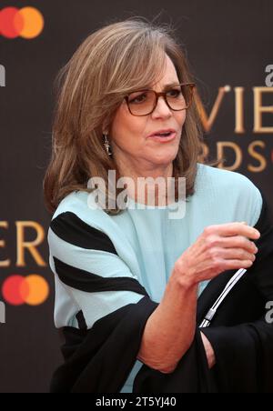 Sally Field partecipa agli Olivier Awards 2019 con MasterCard alla Royal Albert Hall di Londra, Inghilterra. Foto Stock