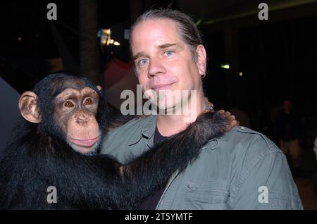 MIAMI BEACH, Florida - APRILE 30: COPERTURA ESCLUSIVA della serie TV di successo di Netflix Bhagavan Doc Antle possiede l'Institute for Extremely Endangered and rare Species, T.I.G.E.R.S. di Myrtle Beach, South Carolina visto qui nel 2004 in una rara foto con Bubbles the Chimp a Miami Beach, Florida persone: Bhagavan Doc Antle Copyright: xHoo-mex/xMediaPunchx Credit: Imago/Alamy Live News Foto Stock