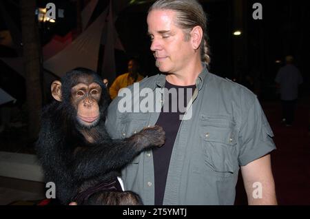 MIAMI BEACH, Florida - APRILE 30: COPERTURA ESCLUSIVA della serie TV di successo di Netflix Bhagavan Doc Antle possiede l'Institute for Extremely Endangered and rare Species, T.I.G.E.R.S. di Myrtle Beach, South Carolina visto qui nel 2004 in una rara foto con Bubbles the Chimp a Miami Beach, Florida persone: Bhagavan Doc Antle Copyright: xHoo-mex/xMediaPunchx Credit: Imago/Alamy Live News Foto Stock