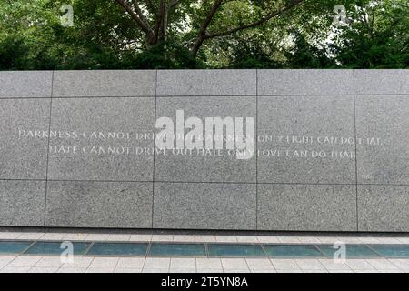 USA, Washington, National Mall, Memorial for Martin Luther King Junior 1929-1968, il famoso pastore e attivista nero per i diritti civili, le sue parole 1963 Darkness non può scacciare l'oscurità, solo la luce può farlo. l'odio non può scacciare l'odio, solo l'amore può farlo. Foto Stock