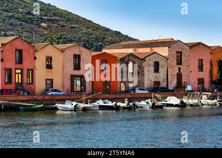 Colorate case dei conciatori storici in fila, ex conceria, barche a motore sulle rive del fiume temo nella città vecchia, nel quartiere SAS Conzas, Bosa Foto Stock