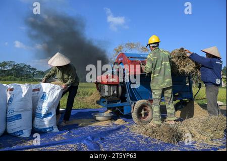 VIETNAM, provincia di Yen Bai, Cam Nhan, contadino che trebbiano riso dopo il raccolto con piccola trebbiatrice mobile / Gemeinde Cam Nhan, Dreschmaschine für Reis, Kleinbauern dreschen Reis nach der Ernte Foto Stock