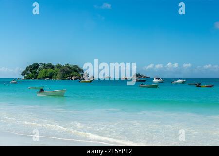 Barche ad Anse Lazio, spiaggia panoramica nell'isola di Praslin, Seychelles Foto Stock