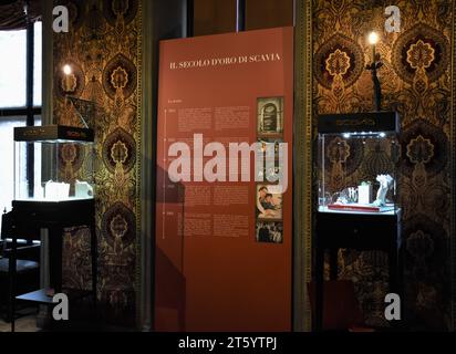 Milano, Italia. 7 novembre 2023. Milano il secolo d'oro di Scavia Una bellezza che da oltre 100 anni incanta mostra al Museo Bagatti Valsecchi nella foto: Credit: Independent Photo Agency/Alamy Live News Foto Stock