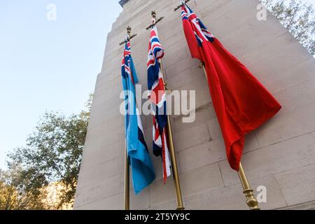 Cenotaph, Whitehall, Londra, Regno Unito. 7 novembre 2023. Le bandiere sono state reinstallate al Cenotafio prima del Remembrance Day. Crediti: Matthew Chattle/Alamy Live News Foto Stock