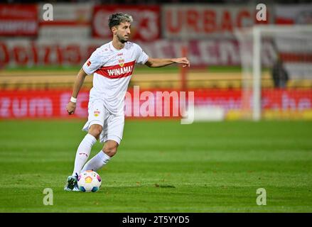 Atakan Karazor VfB Stuttgart (16) sul pallone, Voith-Arena, Heidenheim, Baden-Wuerttemberg, Germania Foto Stock