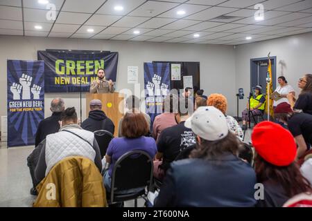 Dearborn, Michigan - il sindaco di Dearborn Abdullah Hammoud parla a un raduno per un New Deal verde. Il piano prevede che il governo dedichi più reso Foto Stock