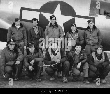 Equipaggio principale nella missione di bombardamento a Dresda, Germania, di fronte A Un Boeing B-17 Flying Fortress. 360th Bomb Squadron, 303rd Bomb Group. Inghilterra, 14 febbraio 1945 Foto Stock