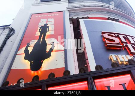 Charing Cross Road, Londra, Regno Unito. 7 novembre 2023. Stranger Things: The First Shadow, la commedia si prepara per l'apertura al Phoenix Theatre di Londra il 14 dicembre. Crediti: Matthew Chattle/Alamy Live News Foto Stock