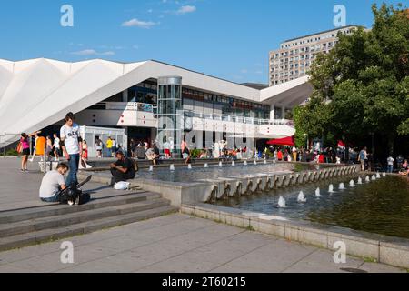 Berlino, Germania - 30 luglio 2021 - Spielbank Berlin casino' e Wasserkaskaden fontana a cascata su una piazza sotto la Torre della televisione nel centro della citta'. Foto Stock