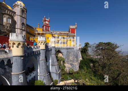 Sintra, Portogallo - 12 ottobre 2023 - Palazzo Nazionale di pena, simbolo del XIX secolo in stile romanico revival e neo-manuelino. Foto Stock