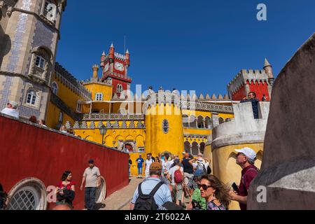 Sintra, Portogallo - 12 ottobre 2023 - Palazzo Nazionale di pena e un gruppo di turisti in attesa di una famosa attrazione del XIX secolo. Foto Stock