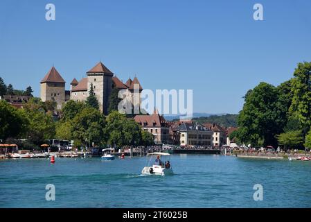 Barche elettriche da diporto di fronte a Château d'Annecy, castello o castello, città vecchia di Annecy, foce del fiume Thiou e lago di Annecy Haute-Savoie Francia Foto Stock