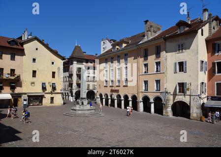 Place Notre-Dame o Town Square e Obelisk Street Fountain & Traditional Architecture nella città vecchia o nel quartiere storico di Annecy alta Savoia Francia Foto Stock