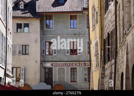 Vecchie facciate dipinte, tra cui Horlogerie e vecchi edifici nella città vecchia o nel quartiere storico di Annecy Haute Savoie France Foto Stock