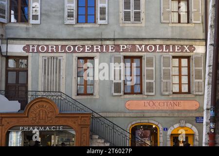Vecchie facciate dipinte, tra cui Horlogerie e vecchi edifici nella città vecchia o nel quartiere storico di Annecy Haute Savoie France Foto Stock