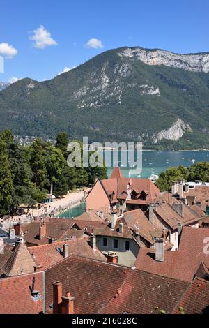 Vista sui tetti della città vecchia di Annecy con il lago di Annecy sullo sfondo dell'alta Savoia Francia Foto Stock