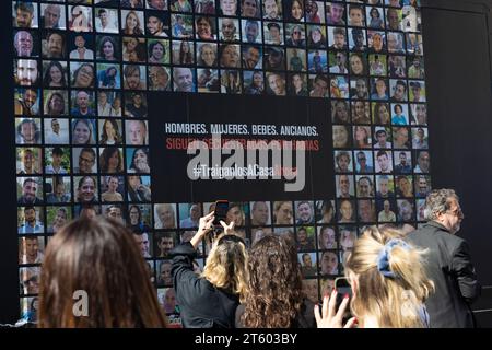 Buenos Aires, Argentina. 7 novembre 2023. La famiglia e gli amici di civili argentini rapiti da Hamas, si uniscono alla campagna mondiale in città per chiedere la loro liberazione un mese dopo il loro rapimento da parte di Hamas, a Buenos Aires, in Argentina, il 7 novembre 2023. Dei 242 ostaggi rapiti dall'organizzazione palestinese, 21 sono cittadini argentini. (Foto di Esteban Osorio/Sipa USA) credito: SIPA USA/Alamy Live News Foto Stock