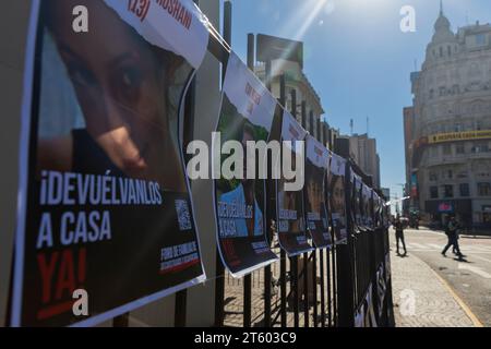 Buenos Aires, Argentina. 7 novembre 2023. La famiglia e gli amici di civili argentini rapiti da Hamas, si uniscono alla campagna mondiale in città per chiedere la loro liberazione un mese dopo il loro rapimento da parte di Hamas, a Buenos Aires, in Argentina, il 7 novembre 2023. Dei 242 ostaggi rapiti dall'organizzazione palestinese, 21 sono cittadini argentini. (Foto di Esteban Osorio/Sipa USA) credito: SIPA USA/Alamy Live News Foto Stock