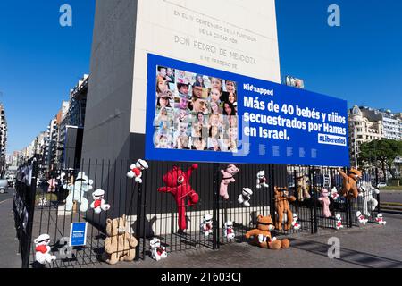 Buenos Aires, Argentina. 7 novembre 2023. La famiglia e gli amici di civili argentini rapiti da Hamas, si uniscono alla campagna mondiale in città per chiedere la loro liberazione un mese dopo il loro rapimento da parte di Hamas, a Buenos Aires, in Argentina, il 7 novembre 2023. Dei 242 ostaggi rapiti dall'organizzazione palestinese, 21 sono cittadini argentini. (Foto di Esteban Osorio/Sipa USA) credito: SIPA USA/Alamy Live News Foto Stock