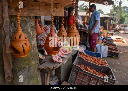 Kolkata, India. 6 novembre 2023. Un negozio di lampade di terracotta a bordo strada nel villaggio di ceramiche chiamato Chaltaberia, a circa 40 km. Dalla periferia di Calcutta nel Bengala Occidentale. L'intero villaggio è in pieno ritmo di produzione di lampade e idoli di terra in vista del festival Diwali in India. Lampade terrestri vendute in tutte le città indiane come Calcutta, Delhi, Mumbai, Hyderabad, Gujarat, Assam, Patna e Rajasthan, specialmente durante la stagione dei festival. Anche le lampade di terra vengono esportate al di fuori dell'India prima delle celebrazioni di Diwali. (Foto di Dipayan Bose/SOPA Images/Sipa USA) credito: SIPA USA/Alamy Live News Foto Stock