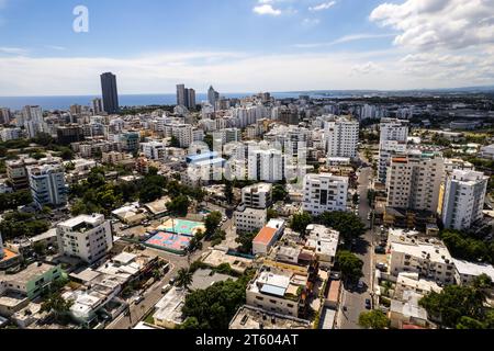 Vista aerea di Santo Domingo, capitale della Repubblica Dominicana, le sue splendide strade ed edifici, la Fuente Centro de los Heroes, la Pabellón de Heroes Foto Stock