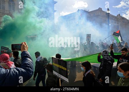 I manifestanti pro-palestinesi marciano attraverso Piccadilly Circus per protestare contro la guerra israeliana a Gaza. 28 ottobre 2023. Foto Stock