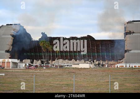 TUSTIN, CALIFORNIA - 7 novembre 2023: Il MCAS Tustin Blimp Hangar va a fuoco. Foto Stock