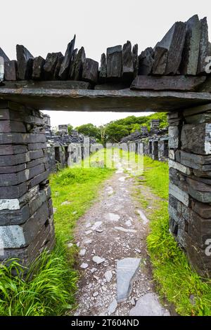 Ingresso alla caserma di Anglesey, sistemazione abbandonata alla cava di ardesia di Dinorwic a Snowdonia o al Parco Nazionale di Eryri, Galles del Nord, Regno Unito, ritratto Foto Stock