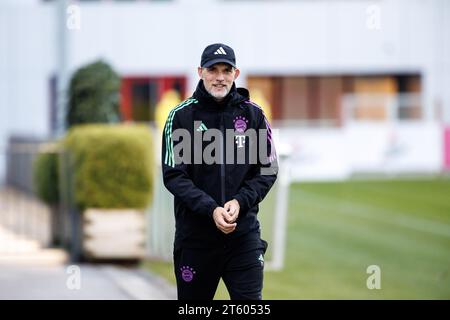 Monaco, Germania. 7 novembre 2023. Calcio: Champions League, prima della partita casalinga del Bayern Monaco contro il Galatasaray Istanbul. L'allenatore Thomas Tuchel del Bayern Monaco arriva per l'allenamento. Crediti: Matthias Balk/dpa/Alamy Live News Foto Stock