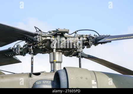 Liepaja, Lettonia- 06 agosto 2023: Primo piano del rotore e delle pale dell'elicottero Black Hawk UH-60 all'airshow, ingranaggio di trasmissione dell'elica, rotore dell'elicottero Foto Stock