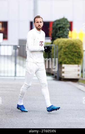 Monaco, Germania. 7 novembre 2023. Calcio: Champions League, prima della partita casalinga del Bayern Monaco contro il Galatasaray Istanbul. Harry Kane del Bayern Monaco arriva per l'allenamento. Crediti: Matthias Balk/dpa/Alamy Live News Foto Stock