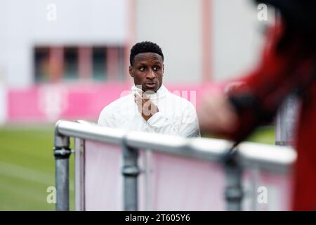 Monaco, Germania. 7 novembre 2023. Calcio: Champions League, prima della partita casalinga del Bayern Monaco contro il Galatasaray Istanbul. Bouna Sarr del Bayern Monaco arriva per l'allenamento. Crediti: Matthias Balk/dpa/Alamy Live News Foto Stock