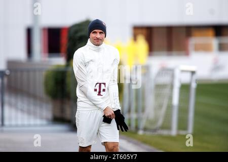 Monaco, Germania. 7 novembre 2023. Calcio: Champions League, prima della partita casalinga del Bayern Monaco contro il Galatasaray Istanbul. Thomas Müller del Bayern Monaco arriva per l'allenamento. Crediti: Matthias Balk/dpa/Alamy Live News Foto Stock