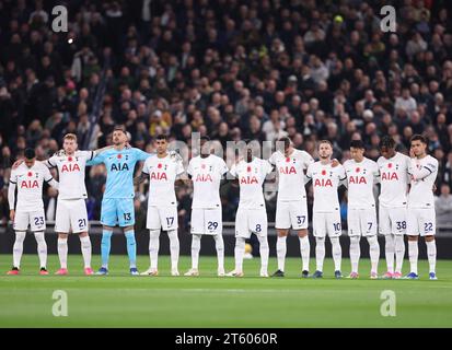 Londra, Regno Unito. 6 novembre 2023. I giocatori del Tottenham Hotspur osservano un minuto di silenzio durante la partita di Premier League al Tottenham Hotspur Stadium di Londra. Il credito fotografico dovrebbe leggere: Paul Terry/Sportimage Credit: Sportimage Ltd/Alamy Live News Foto Stock