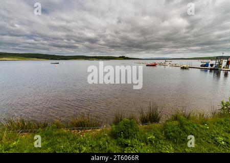 barche sul lago o sul lago artificiale. Llyn Brenig Visitor Centre, Cerrigydrudion, Conwy, Snowdonia o Eryri National Park, Galles del Nord, Regno Unito, paesaggio. Foto Stock