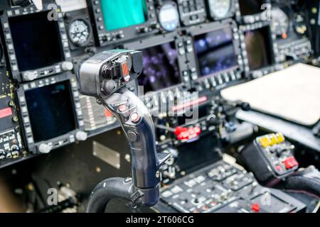 Vista interna dell'abitacolo di Helicopter Agusta con maniglia di comando, cruscotto, display, messa a fuoco selezionata, pannello di controllo dell'elicottero, cruscotto copter Foto Stock