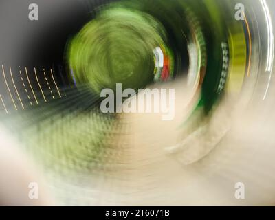 Capolinea centrale degli autobus con persone sfocate sullo sfondo. La stazione degli autobus e i passeggeri sull'immagine sfocata della strada. Foto Stock