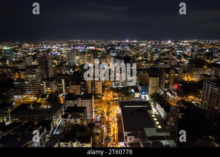 Vista aerea di Santo Domingo, capitale della Repubblica Dominicana, le sue splendide strade ed edifici, la Fuente Centro de los Heroes, la Pabellón de Heroes Foto Stock