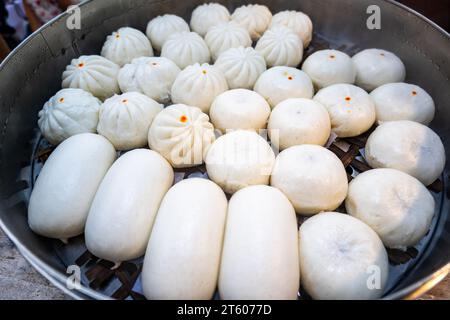 Panini cinesi cotti al vapore nel recipiente del vapore esposto alla bancarella. Cibo di strada popolare in Thailandia, Cina, Asia Foto Stock