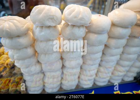 Panini cinesi cotti al vapore nel recipiente del vapore esposto alla bancarella. Cibo di strada popolare in Thailandia, Cina, Asia Foto Stock