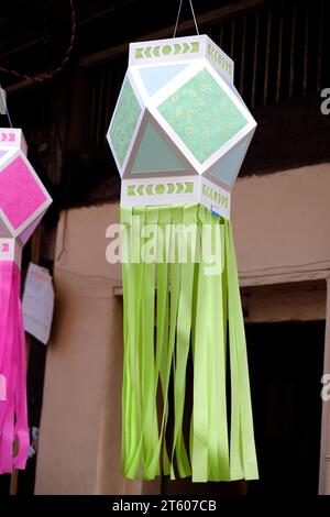 Pune, Maharashtra, India, 6 novembre 2023 - Lanterne tradizionali colorate in varie forme, Akash kandil (lampade decorative Diwali) appendere un negozio laterale. Foto Stock