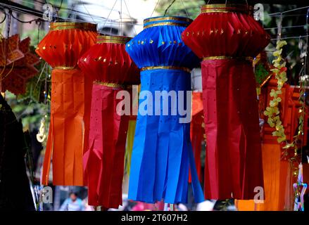 Pune, Maharashtra, India, 6 novembre 2023 - Lanterne tradizionali colorate in varie forme, Akash kandil (lampade decorative Diwali) appendere un negozio laterale. Foto Stock