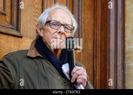 Il regista Ken Loach parla ai sostenitori pro-palestinesi prima di una marcia di protesta per il cessate il fuoco a Gaza a Bath, Regno Unito. 4 novembre 2023 Foto Stock