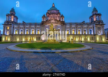 Il Municipio illuminato di Belfast all'alba Foto Stock