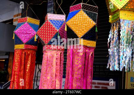 Pune, Maharashtra, India, 6 novembre 2023 - Lanterne tradizionali colorate in varie forme, Akash kandil (lampade decorative Diwali) appendere un negozio laterale. Foto Stock