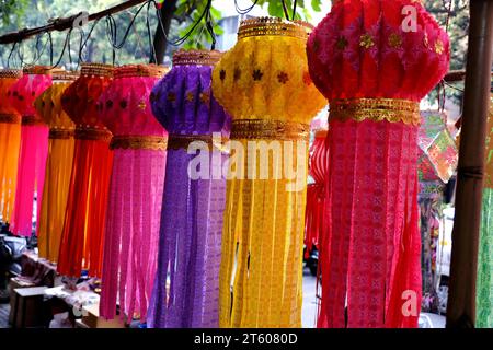 Pune, Maharashtra, India, 6 novembre 2023 - Lanterne tradizionali colorate in varie forme, Akash kandil (lampade decorative Diwali) appendere un negozio laterale. Foto Stock